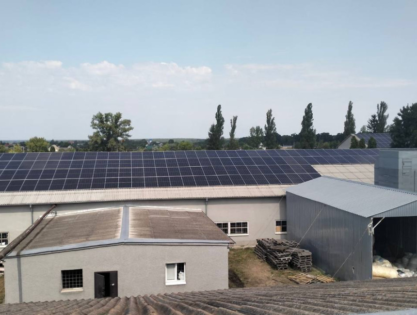 A 251.1 kW grid-connected solar power station with Jinko Sungiga G2 solar panels with a capacity of 261 kWh
